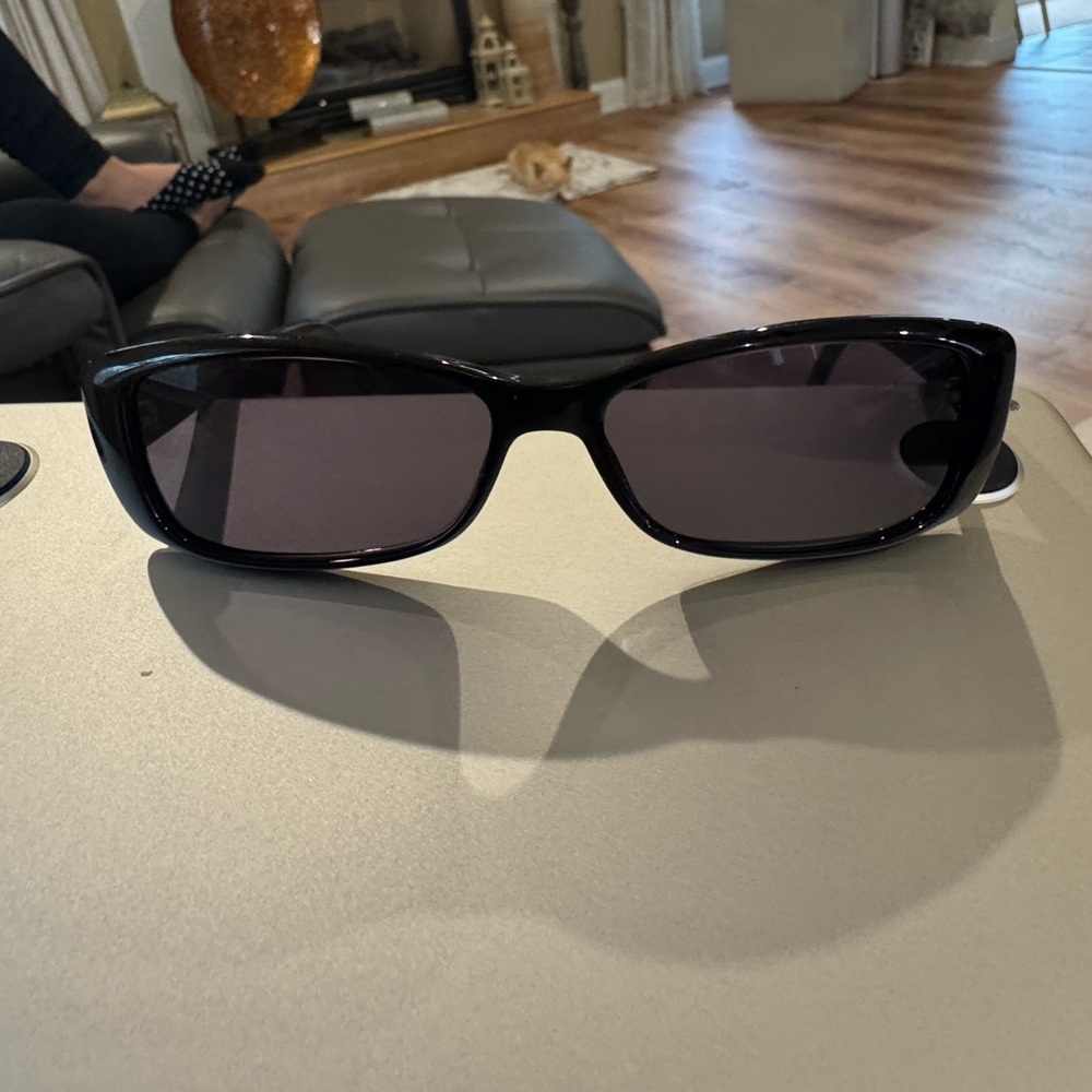 Stylish Black Sunglasses - Picture 2 of 5